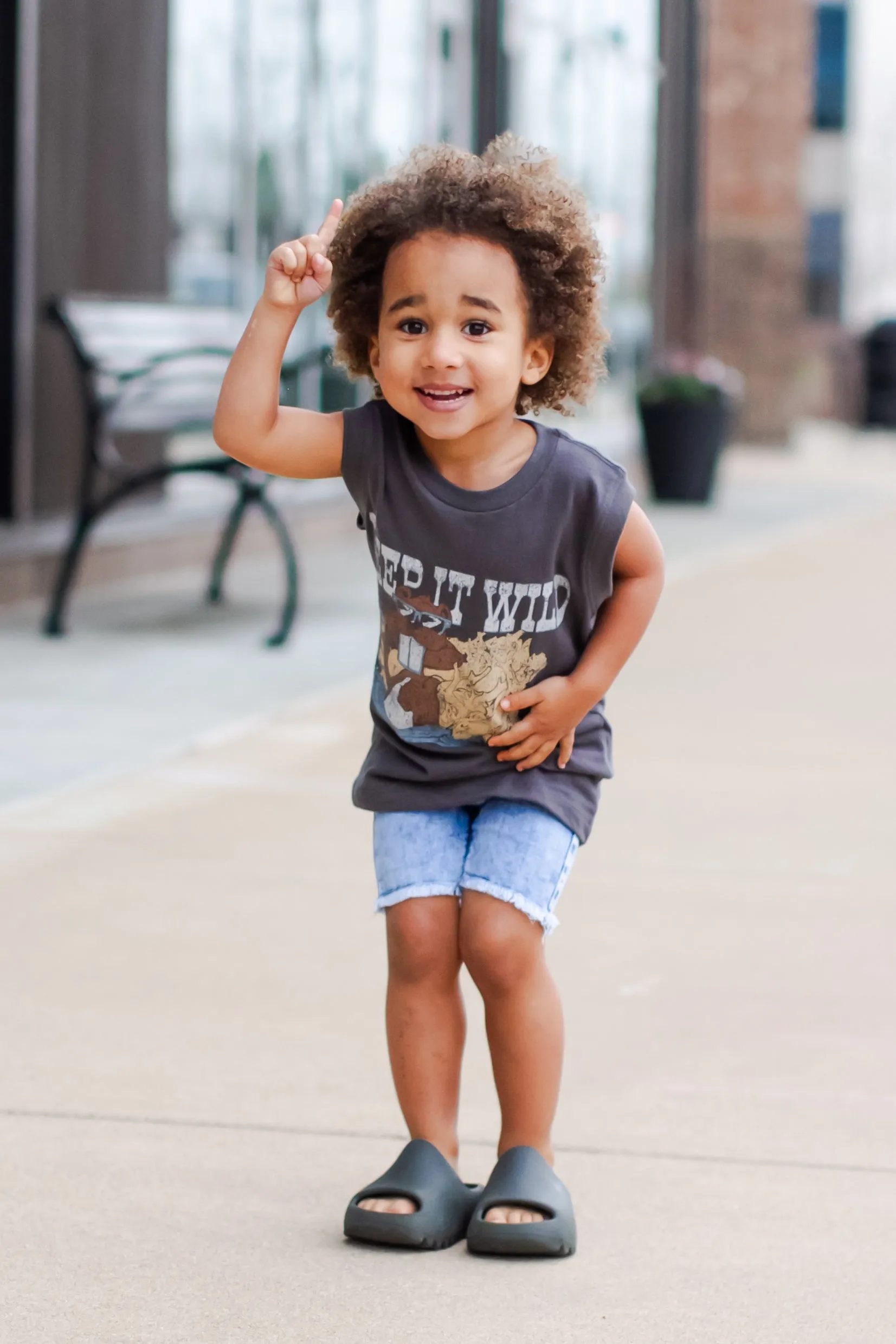 Lenox James - Cut-Off Denim Shorts in Midwash