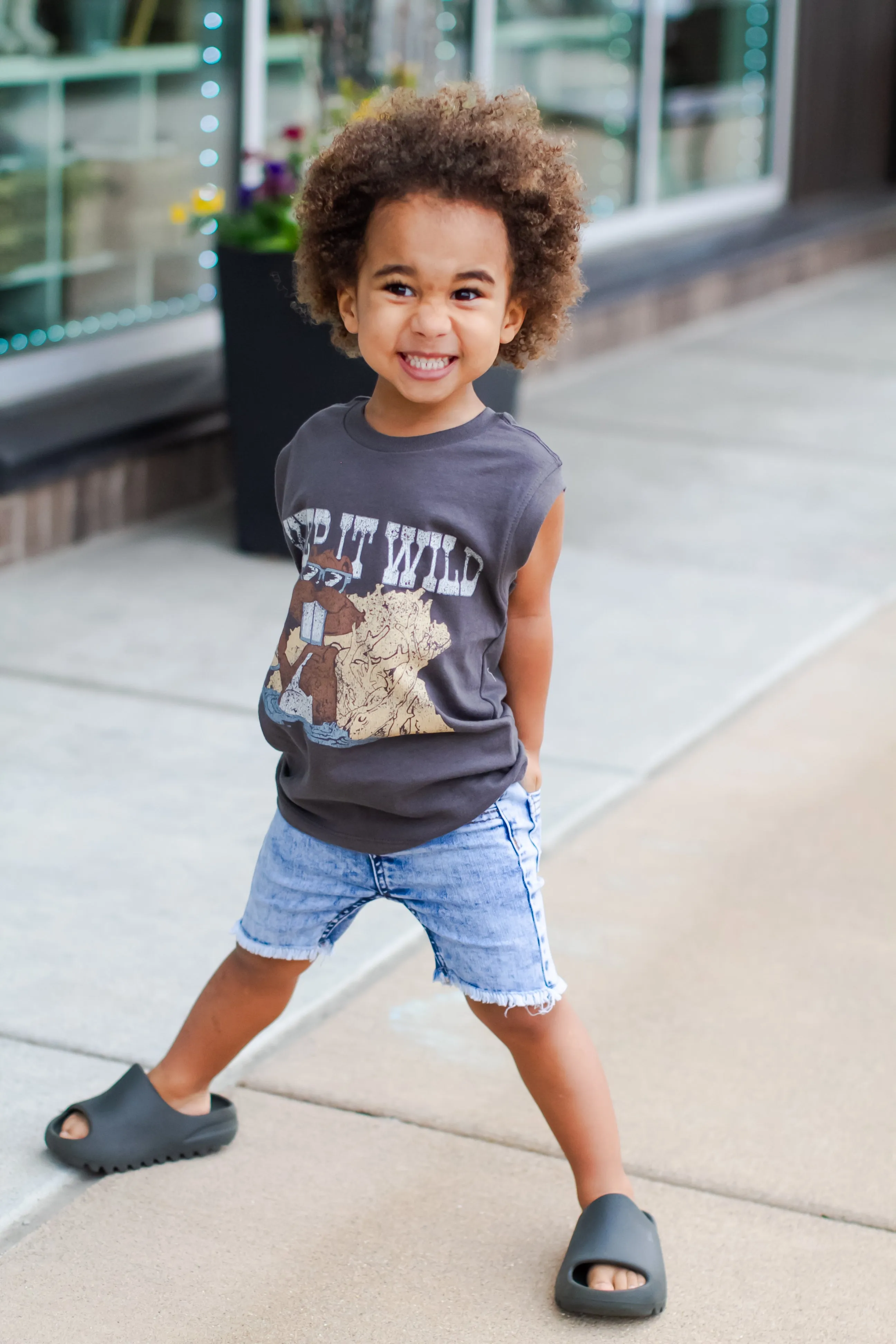 Lenox James - Cut-Off Denim Shorts in Midwash